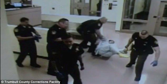 #Video Despiden a dos policías luego de arrastrar y golpear a reo - reo