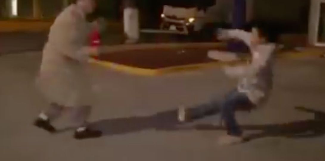 #Video Reportero responde a agresión con patada en Coahuila