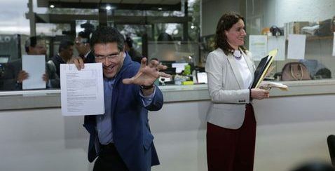 Ríos Piter se registra ante el INE como candidato independiente por la Presidencia