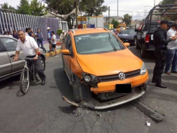 Roban camioneta para huir y chocan en la GAM