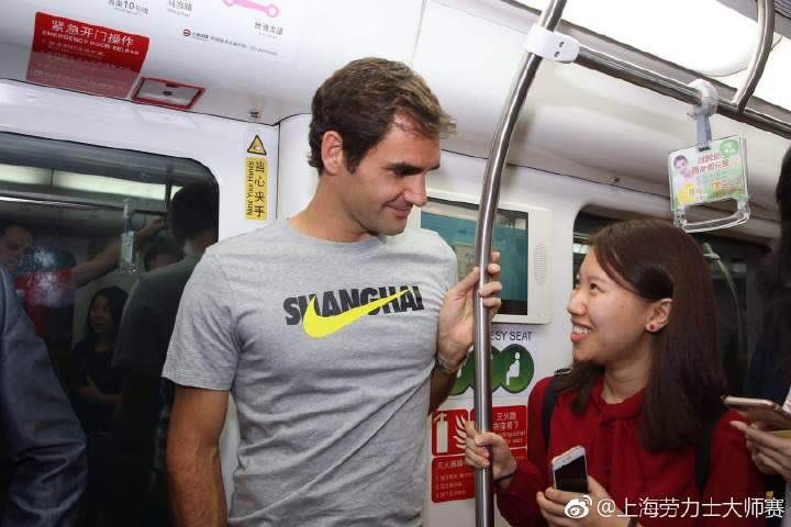 #Video Roger Federer toma el metro en Shanghai