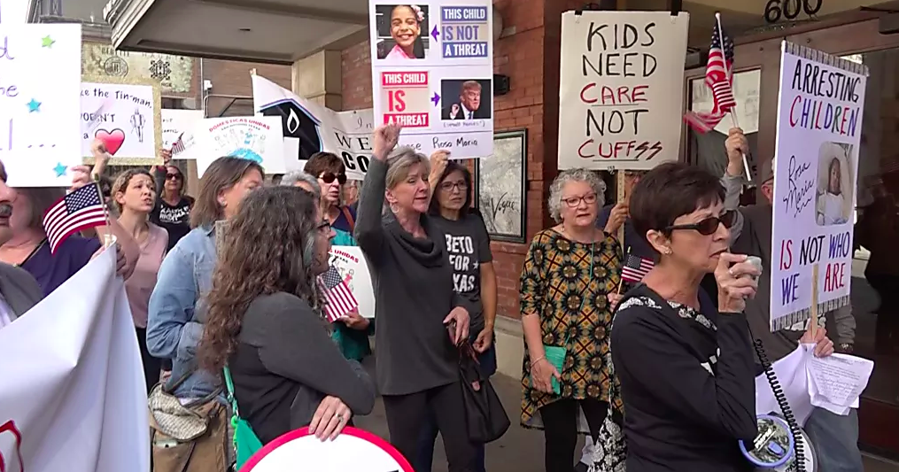 Exigen liberación de niña indocumentada