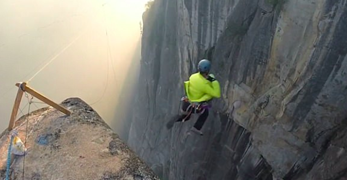 #Video Salta sujetado a una cuerda desde más de 200 metros de altura