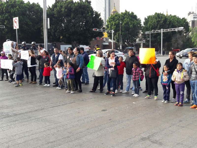 Bloquean Reforma para exigir reubicación de alumnos