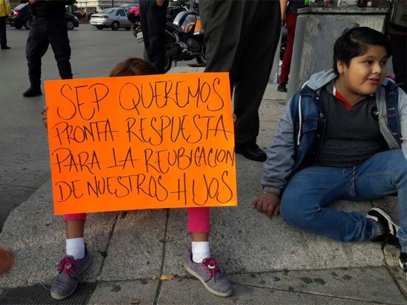 Bloquean Reforma para exigir reubicación de alumnos - sep-reforma