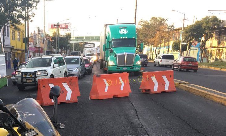 Cierran circulación en Rojo Gómez por socavón