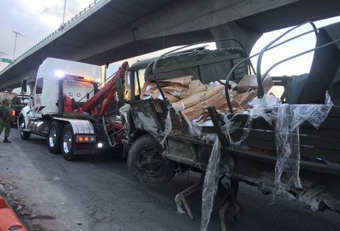 Choque de camión deja tres soldados heridos en la México-Querétaro