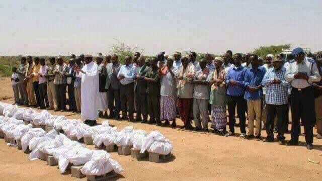 Somalíes despiden a víctimas de ataque terrorista