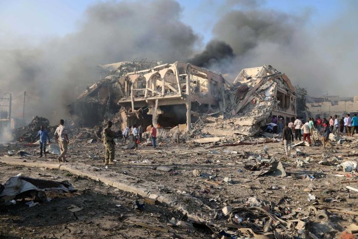 Somalíes despiden a víctimas de ataque terrorista - somalia-explosion