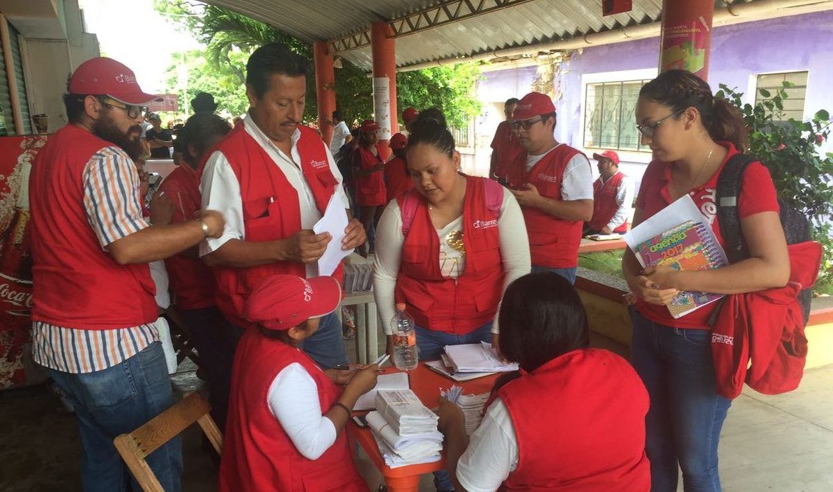 Entregan tarjetas a afectados por sismos en Chiapas y Oaxaca