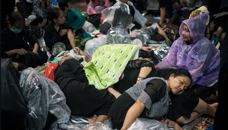 El funeral de los 90 millones de dólares - thailand-impermeables-e1508955416386