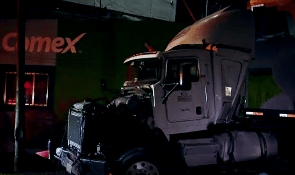 Choque de tráiler provoca caos vial en Circuito Interior