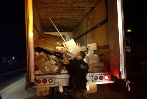 Roban y vuelcan tráiler en Guanajuato