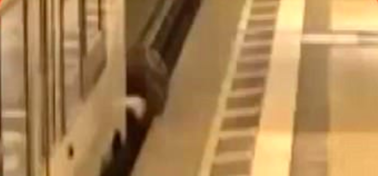 #Video Tren arrolla a hombre en Alemania