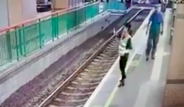 #Video Arroja a mujer a las vías del tren en Hong Kong