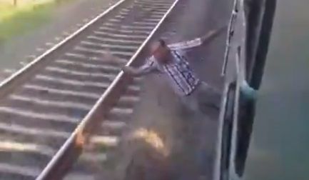 #Video Hombre cae de tren en India