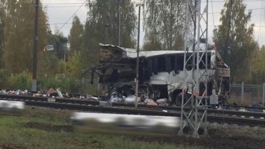 Choque entre tren y autobús deja 19 muertos en Rusia