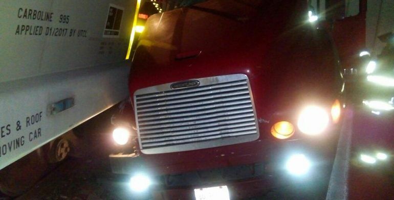 Tren arrolla a varios vehículos en Toluca - tren-toluca