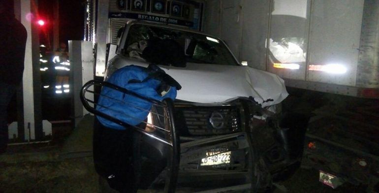 Tren arrolla a varios vehículos en Toluca