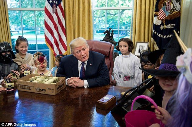Polémica reunión de Trump con hijos de periodistas en la Casa Blanca - trump-halloween-2