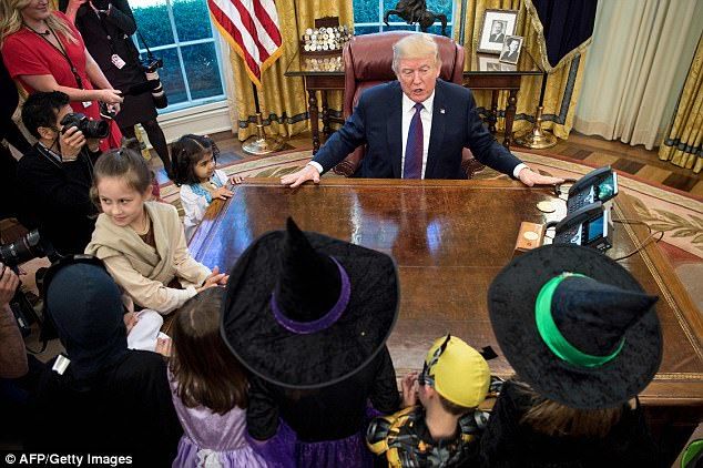 Polémica reunión de Trump con hijos de periodistas en la Casa Blanca - trump-halloween