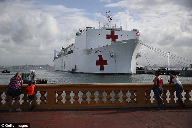 Cirujanos puertorriqueños operan solo con luz de celulares - usns-comfort