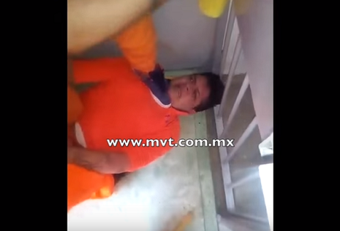 Investigan presunta agresión de reos en penal Neza-Bordo - videos-torturan_reos_penal_neza_bordo-extorsionar-edomex-tatos-milenio_MILIMA20171026_0538_11