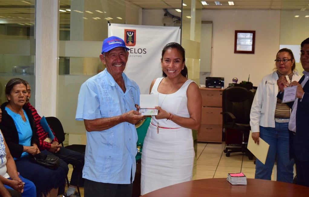 Gobierno de Morelos entrega visas americanas a adultos mayores