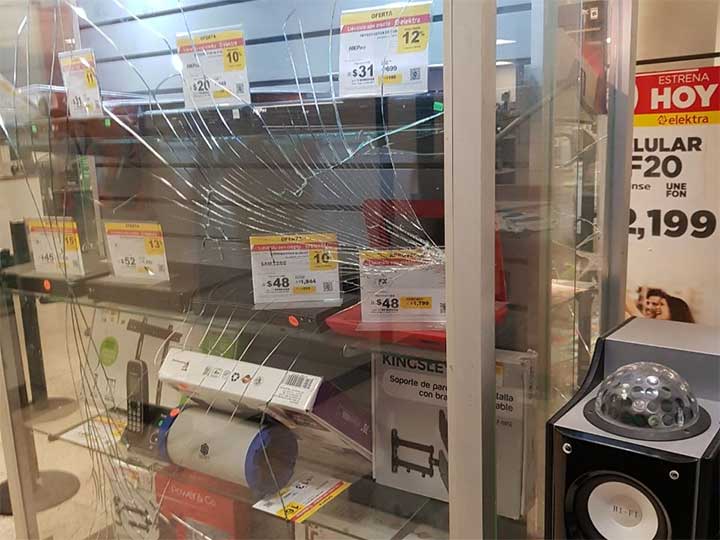 Asaltan con mazos Elektra en la Obrera - vitrinas-mazoas