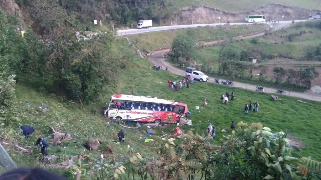 Volcadura de autobús deja al menos cuatro muertos en Colombia