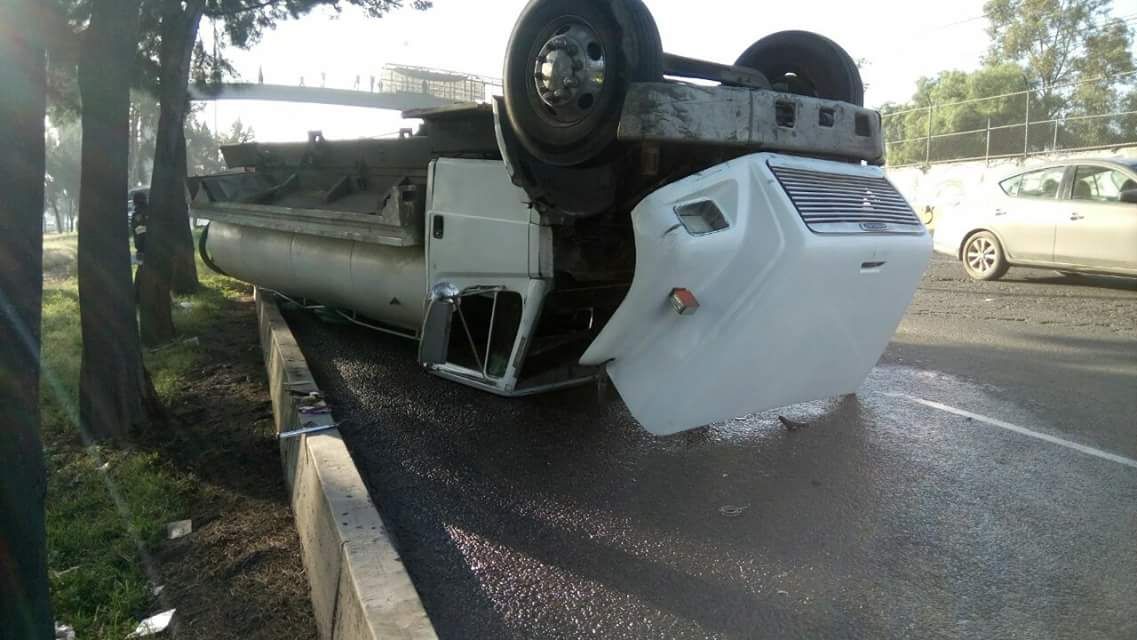 Vuelca pipa de agua en la Calzada Ignacio Zaragoza - volcadura-camion-pipa