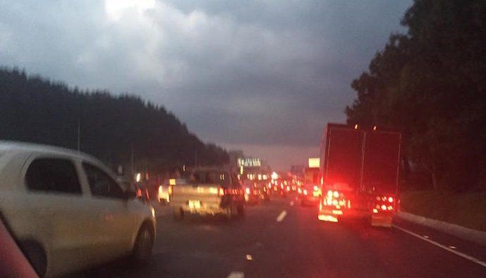 Vuelca vehículo en carretera México-Toluca