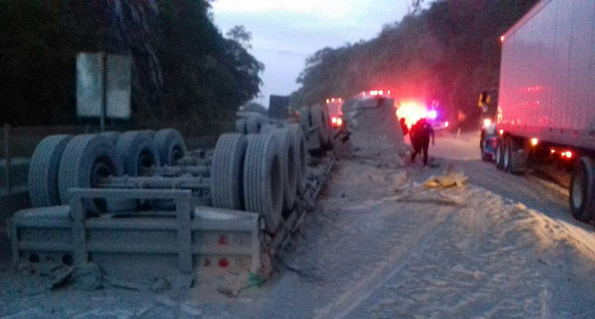 Mueren chofer y su acompañante al volcar tráiler en Autopista del Sol