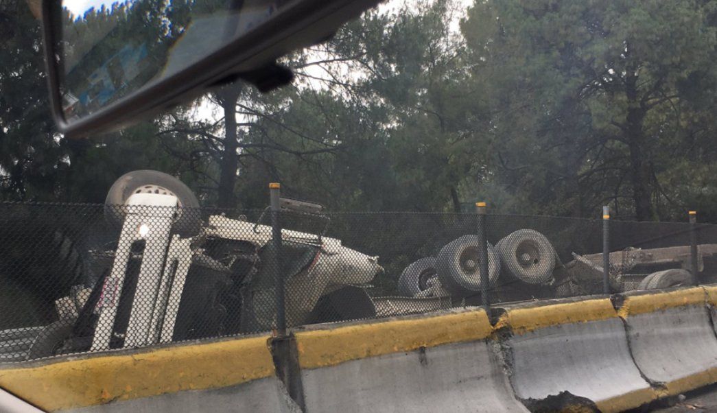 Cierran autopista México-Cuernavaca por volcadura de tráiler