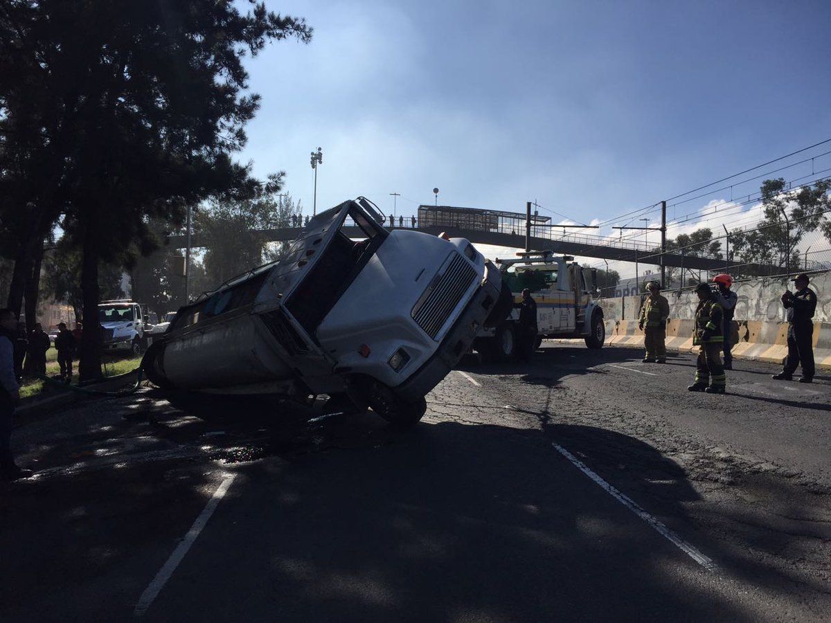 Vuelca pipa de agua en la Calzada Ignacio Zaragoza
