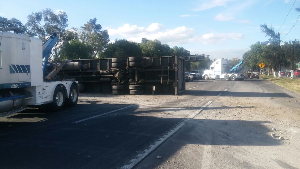 Vuelca tráiler en la México-Querétaro