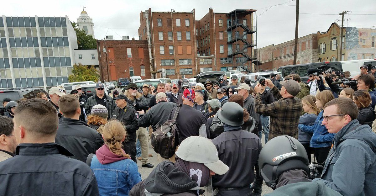 Supremacistas blancos protestan en Tennessee a favor de deportaciones Supremacistas blancos protestan en Tennessee a favor de deportaciones