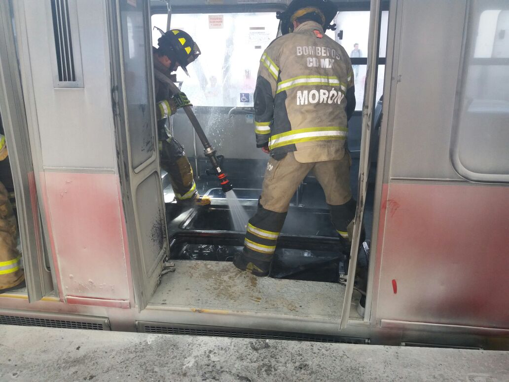 Bomberos controlan conato de incendio en unidad de Metrobús