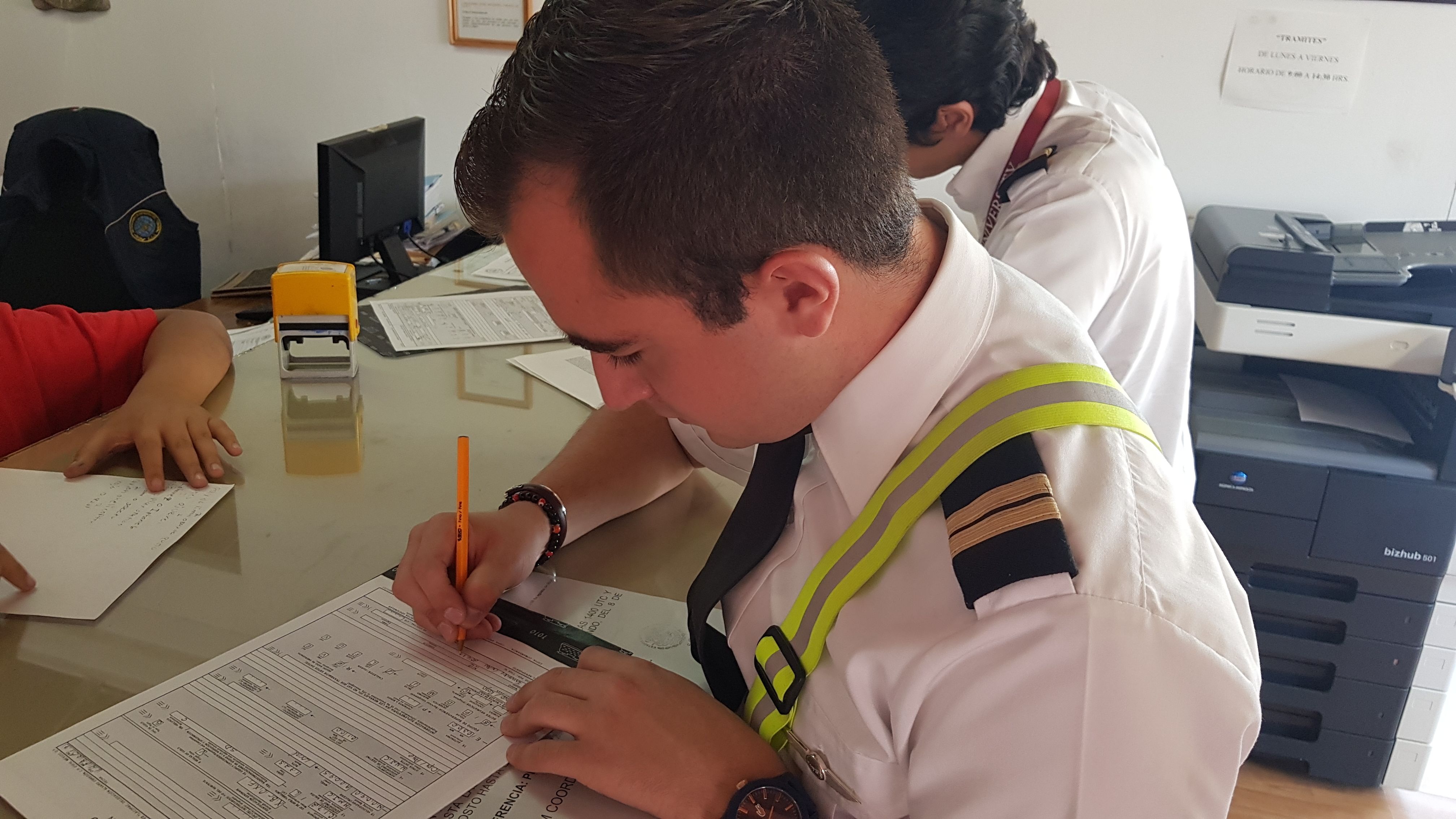 ¿Y la cédula profesional de los pilotos aviadores? - 20170814_122403