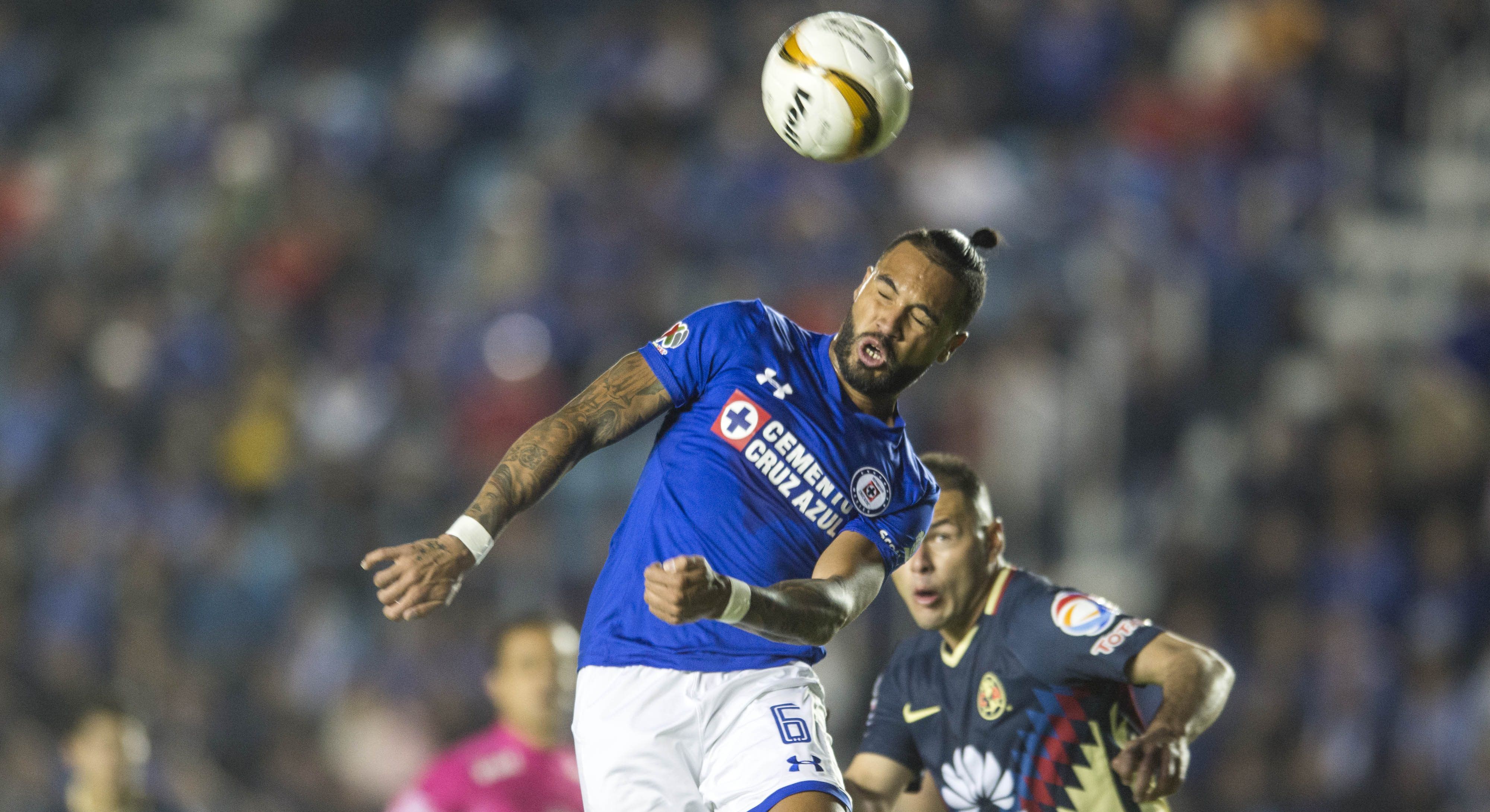 América y Cruz Azul empatan a 0 con dos expulsiones