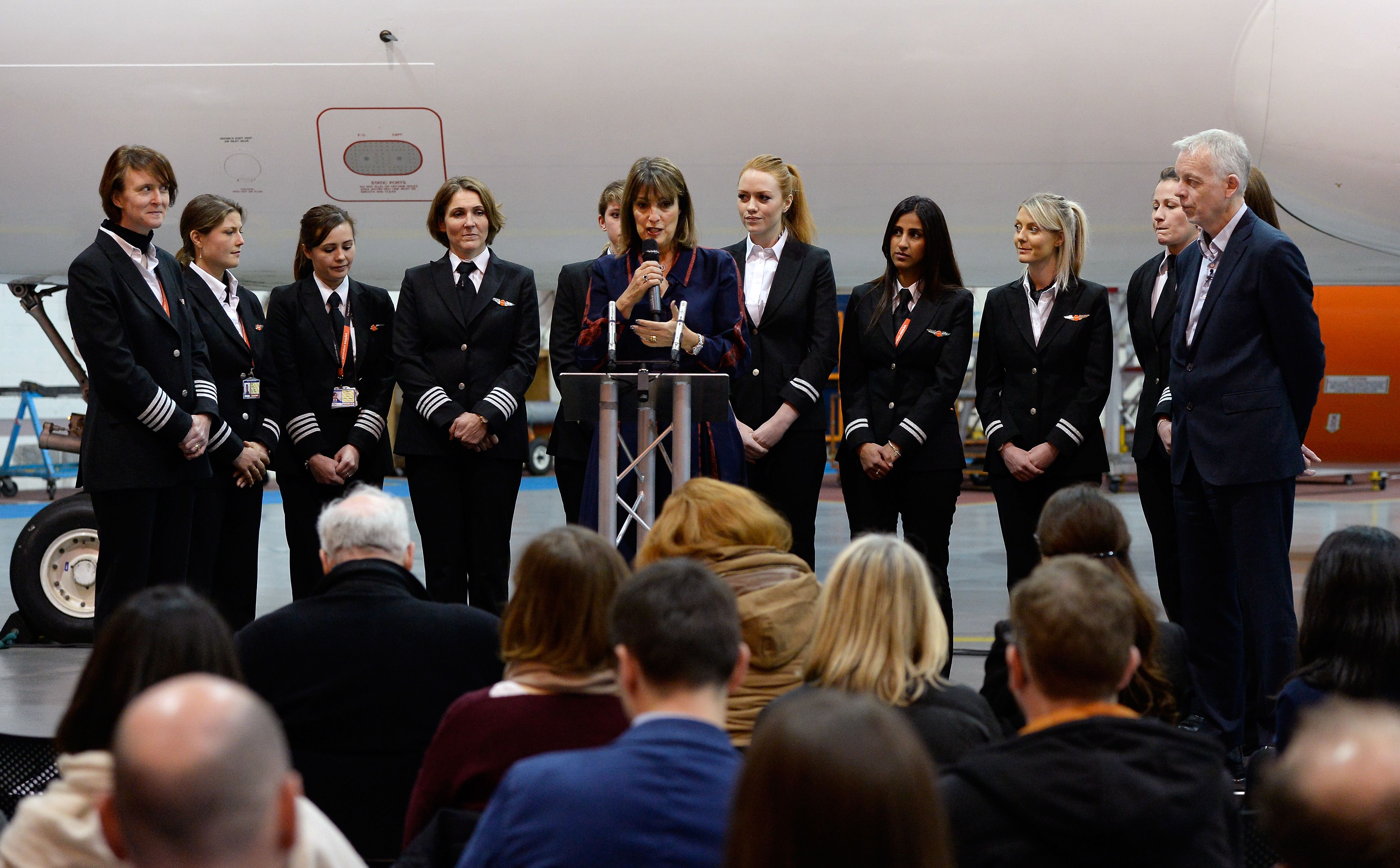 Trabajadoras de easyJet ganan 45 por ciento menos que los hombres