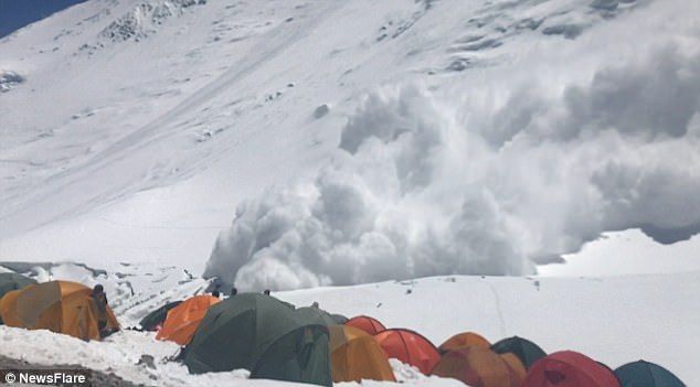 #Video Avalancha sumerge a ocho escaladores