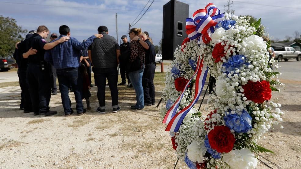 Celebran Día de Veteranos donde ocurrió la masacre en Texas - 6fffa11d-e387-4ea1-962a-a31df420aace-large16x9_AP17315628123194