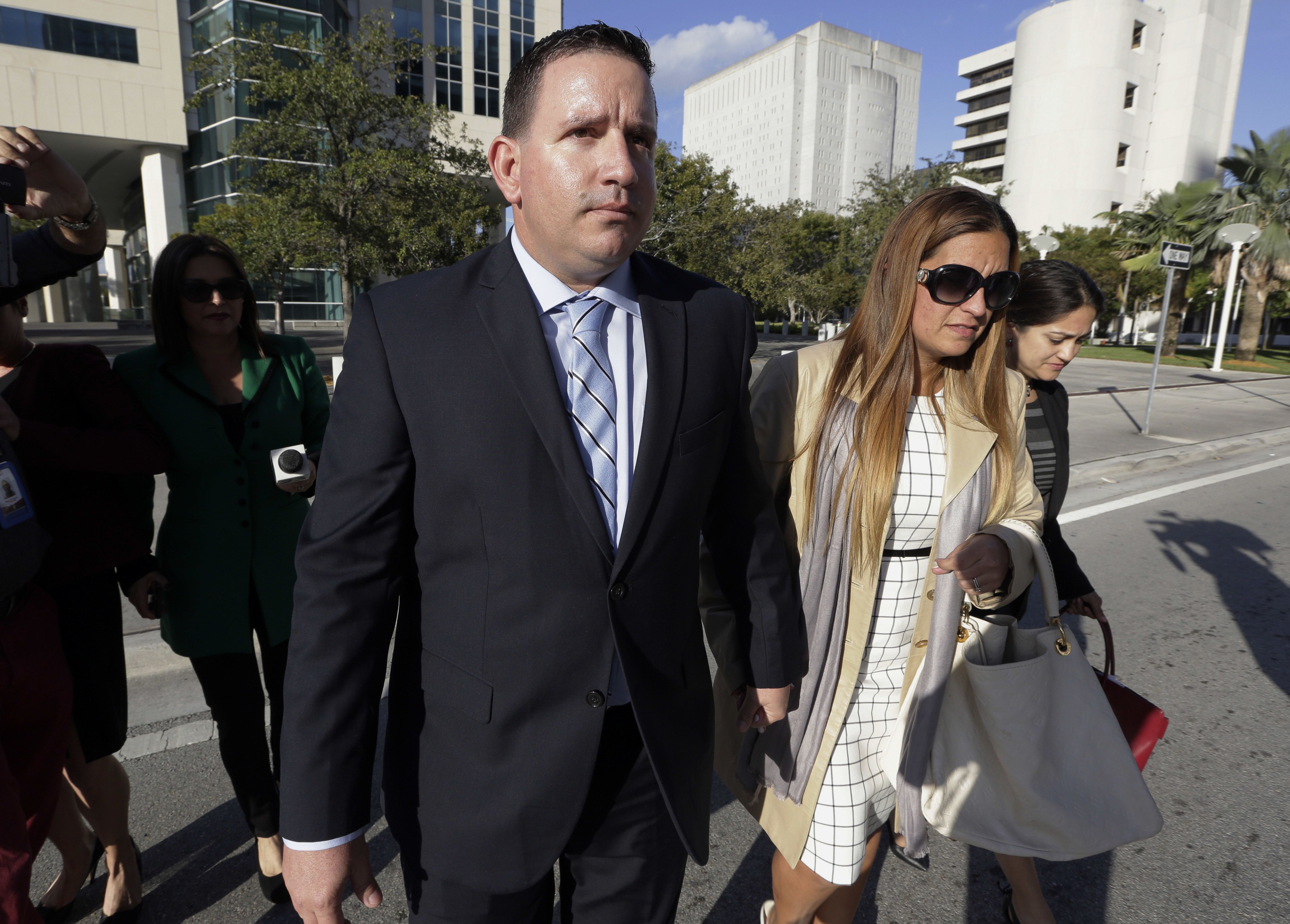 Detienen a agente y entrenador de béisbol por contrabando de cubanos - AP17285494127364