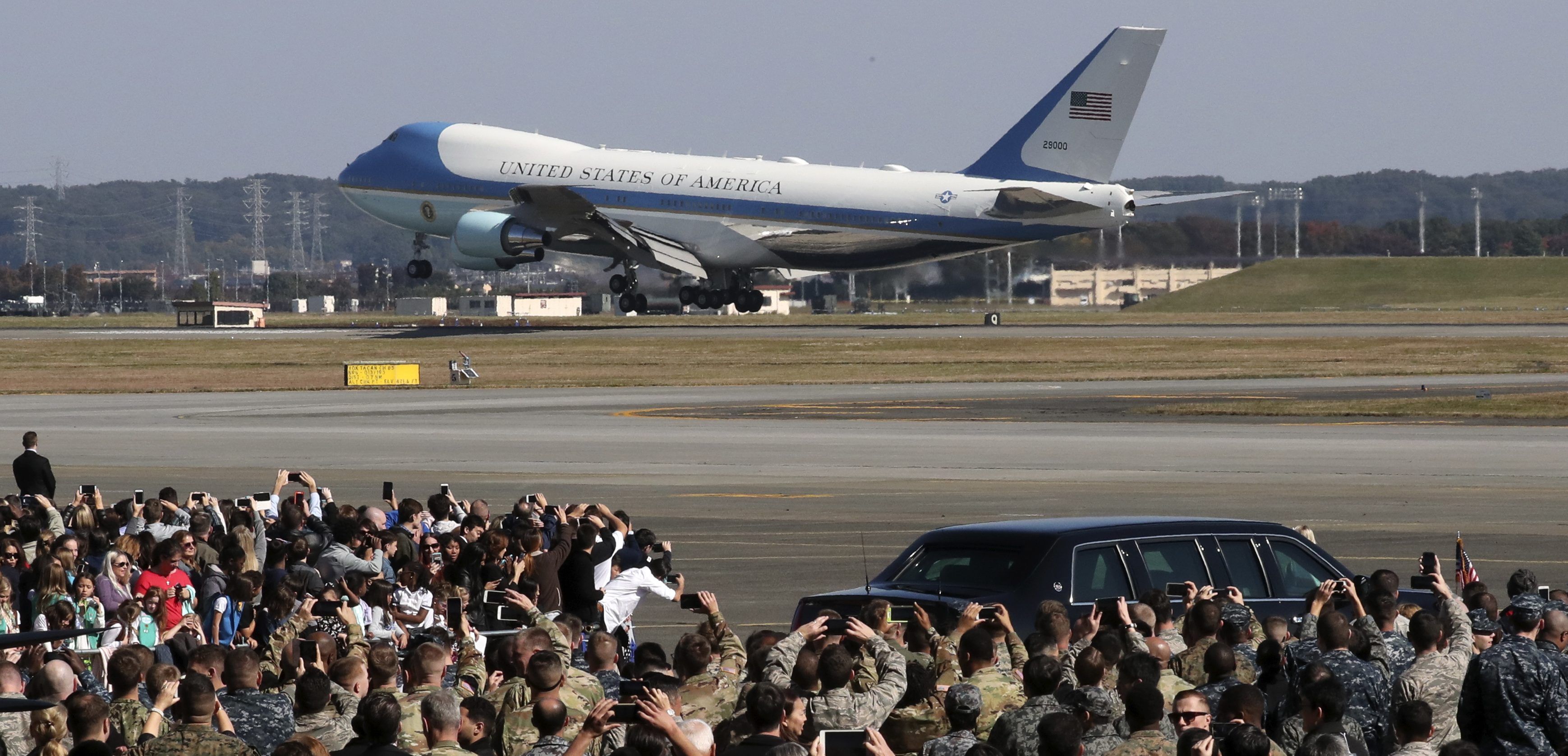 Donald Trump llega a Japón para iniciar su gira por Asia