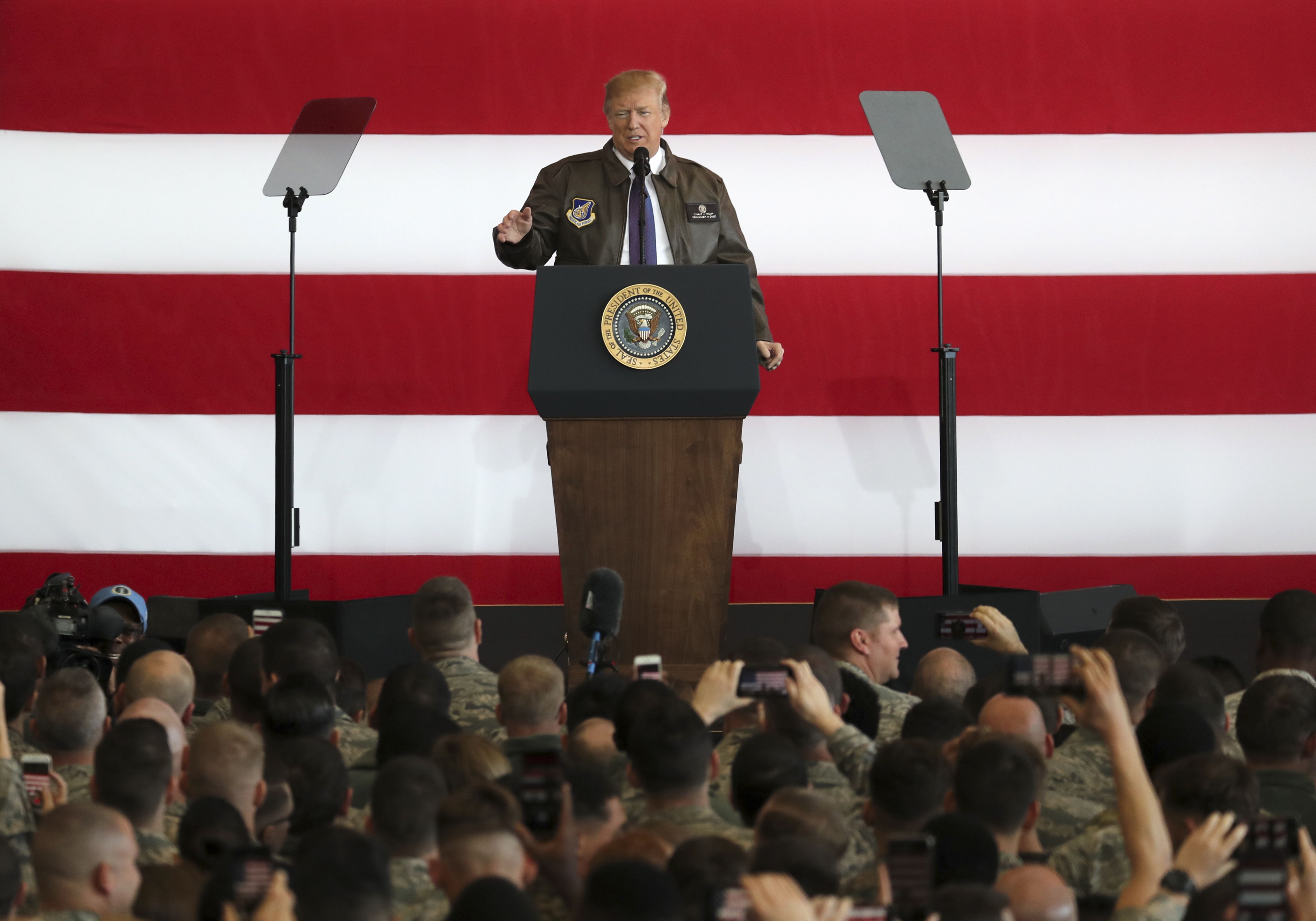 Donald Trump llega a Japón para iniciar su gira por Asia - AP17309113269809