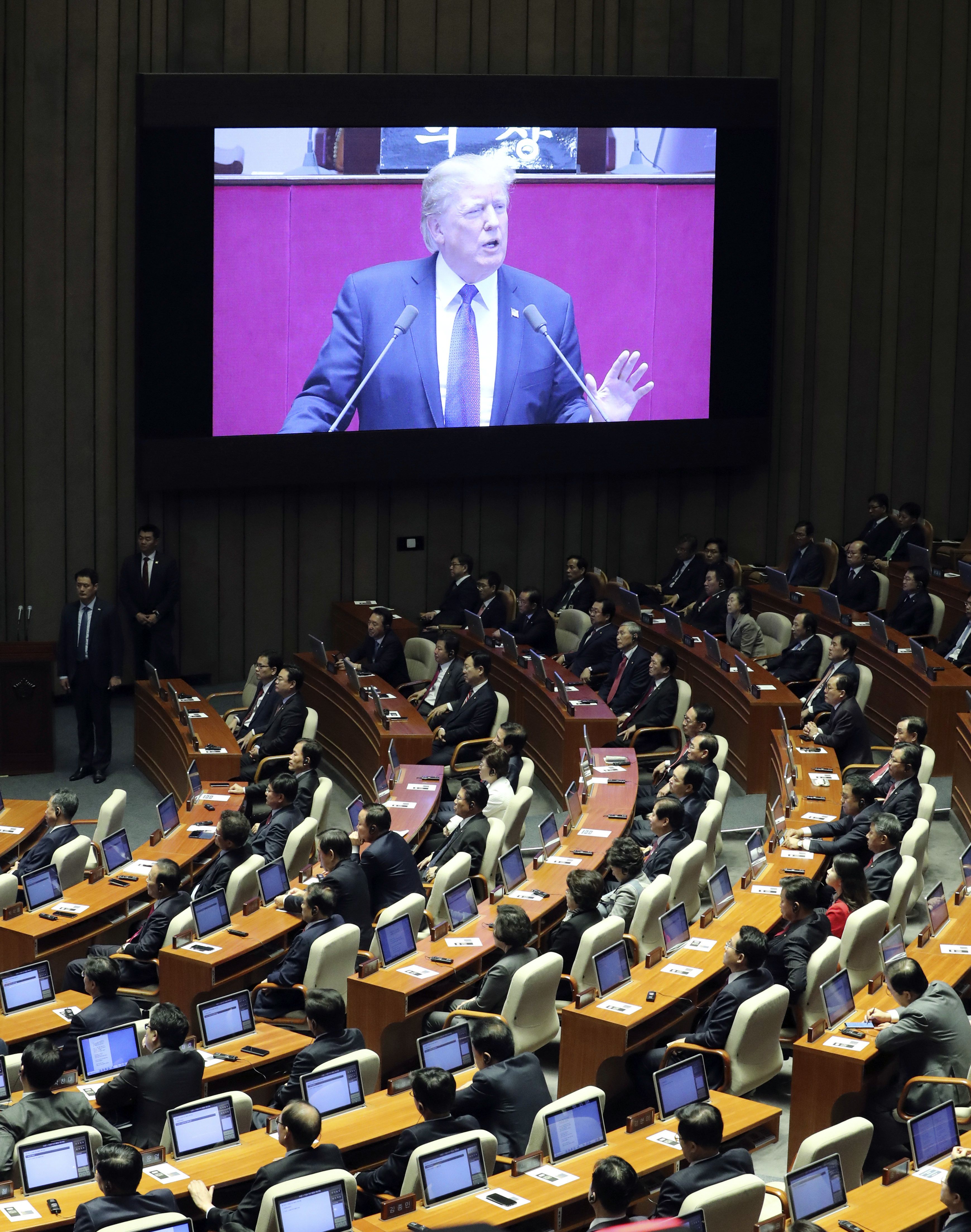 Trump advierte a Corea del Norte "no nos subestimen" - AP17312129811745