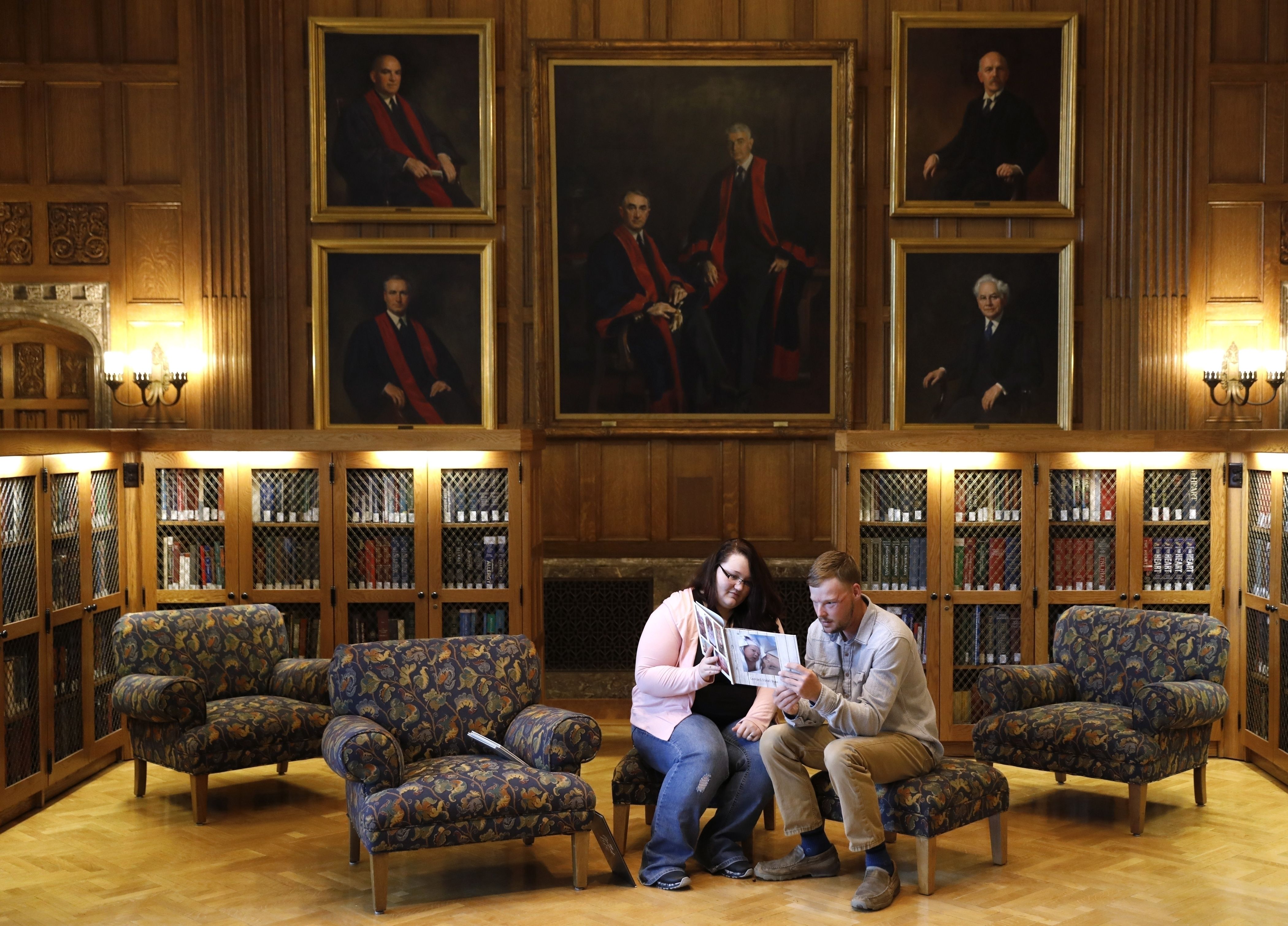 Mujer conoce al hombre al que le fue trasplantado el rostro de su esposo - AP17314566158605