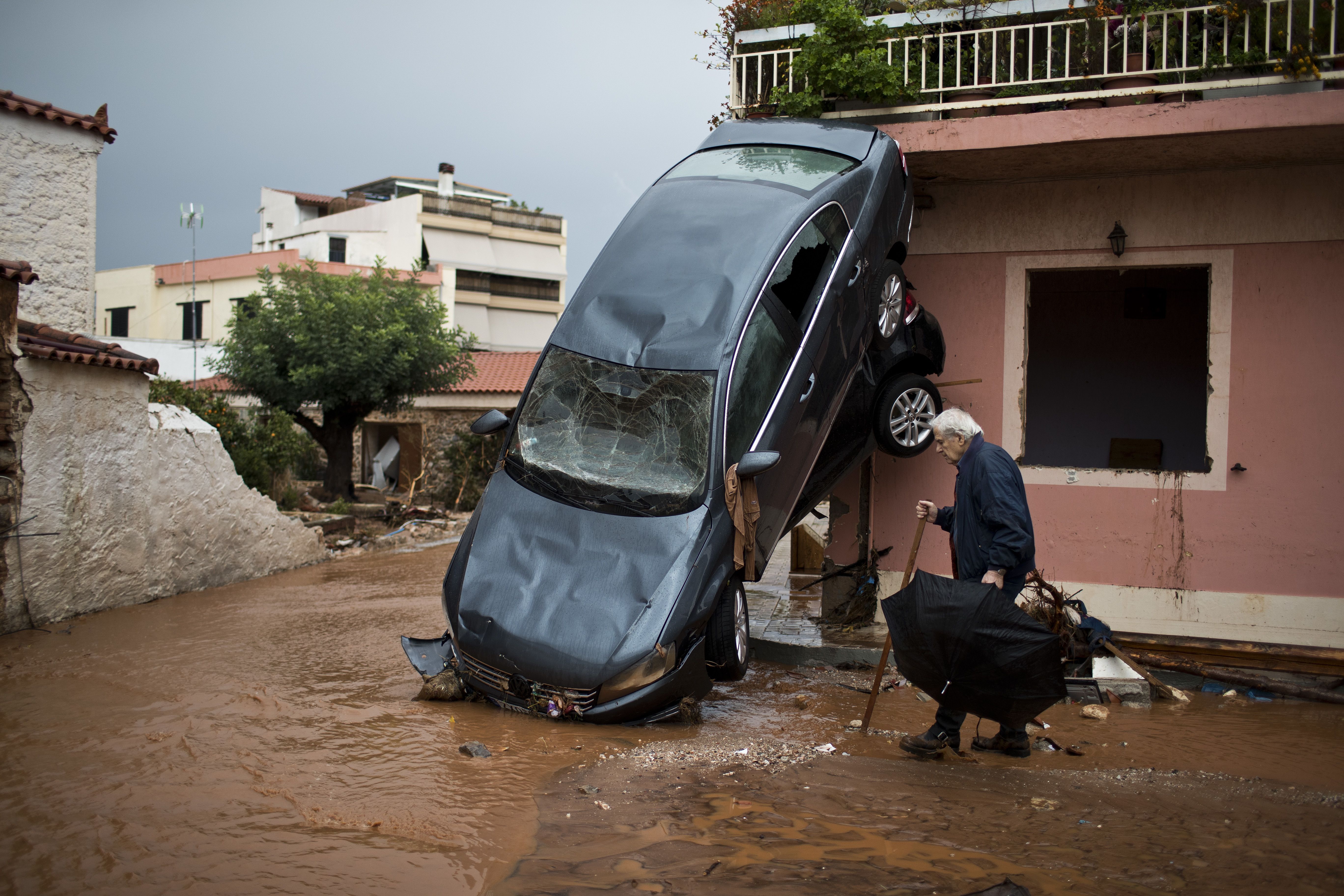 Inundaciones en Atenas dejan al menos 19 muertos