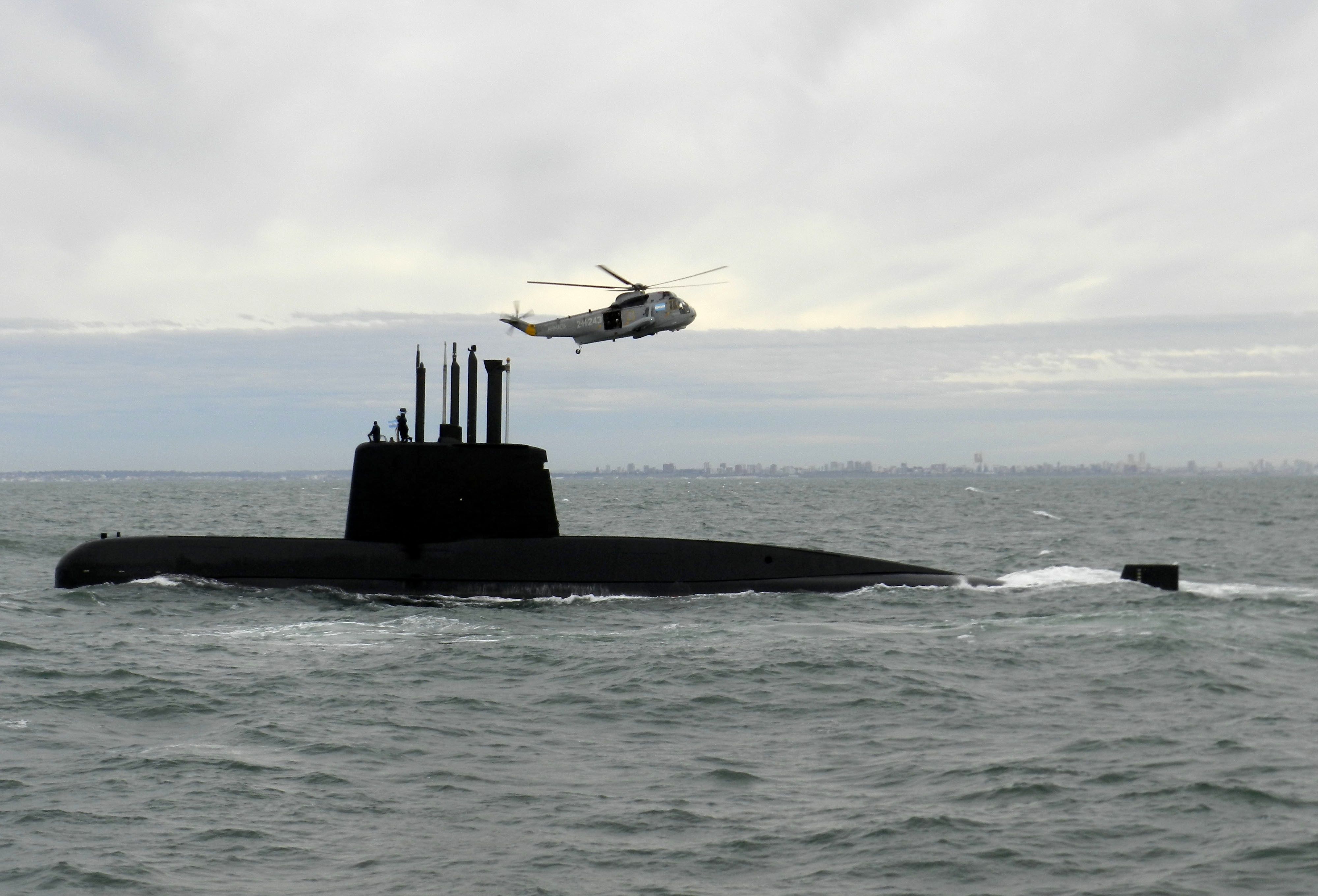 Van 10 días de la desaparición del submarino argentino